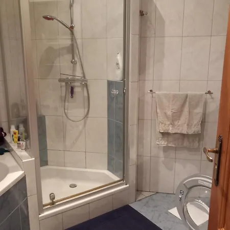 Homestay Tweepersoonskamer Met Gezamenlijk Gebruik Van Badkamer En Toilet *
